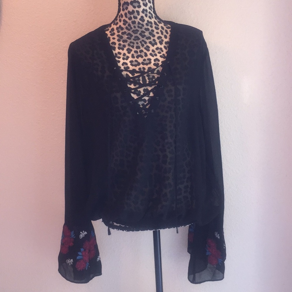 *NWOT BLACK BELL SLEEVE TOP WITH FLORAL SLEEVES